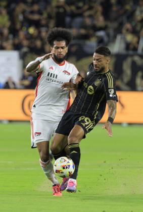 October 19, 2024, Los Angeles, California, USA: Denis Bouanga 99 of the Los Angeles Football Club is defended by Rodrigues 26 of the San Jose Earthquakes during their regular season MLS, Fussball Herren, USA match on Saturday October 19, 2024 at the BMO Stadium in Los Angeles, California. LAFC defeats Earthquakes, 3-1. JAVIER ROJAS PI Los Angeles USA - ZUMAp124 20241019_zaa_p124_045 Copyright: xJavierxRojasx