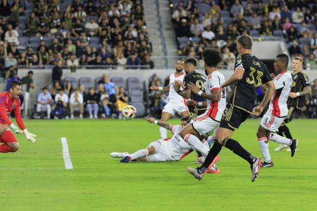 October 19, 2024, Los Angeles, California, USA: Denis Bouanga 99 of the Los Angeles Football Club takes a shot into gaol during their regular season MLS, Fussball Herren, USA match against the San Jose Earthquakes on Saturday October 19, 2024 at the BMO Stadium in Los Angeles, California. LAFC defeats Earthquakes, 3-1. JAVIER ROJAS PI Los Angeles USA - ZUMAp124 20241019_zaa_p124_052 Copyright: xJavierxRojasx