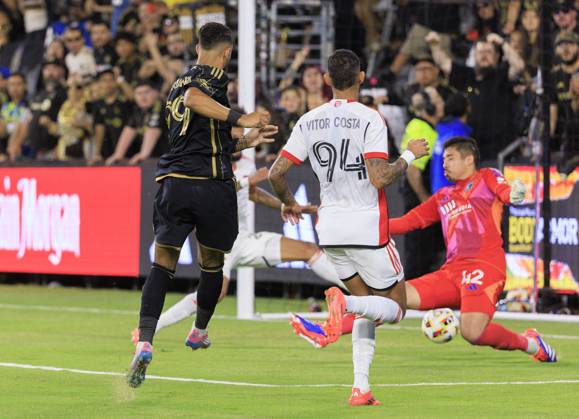 October 19, 2024, Los Angeles, California, USA: Denis Bouanga 99 of the Los Angeles Football Club kicks the ball past goalkeeper, Daniel 42 of the San Jose Earthquakes for a goal during their regular season MLS, Fussball Herren, USA match on Saturday October 19, 2024 at the BMO Stadium in Los Angeles, California. LAFC defeats Earthquakes, 3-1. JAVIER ROJAS PI Los Angeles USA - ZUMAp124 20241019_zaa_p124_056 Copyright: xJavierxRojasx