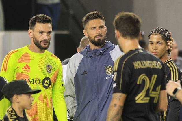 October 19, 2024, Los Angeles, California, USA: Goalkeeper, Hugo Lloris 1 and Olivier Giroud 9 of the Los Angeles Football Club react after reaching 1 on the Western Conference standings after winning their regular season MLS, Fussball Herren, USA match against the San Jose Earthquakes on Saturday October 19, 2024 at the BMO Stadium in Los Angeles, California. LAFC defeats Earthquakes, 3-1. JAVIER ROJAS PI Los Angeles USA - ZUMAp124 20241019_zaa_p124_061 Copyright: xJavierxRojasx