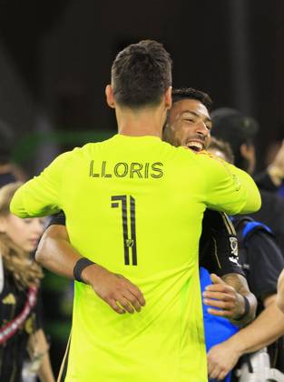 October 19, 2024, Los Angeles, California, USA: Goalkeeper, Hugo Lloris 1 and Denis Bouanga 99 of the Los Angeles Football Club celebrate after reaching 1 on the Western Conference standings after winning their regular season MLS, Fussball Herren, USA match against the San Jose Earthquakes on Saturday October 19, 2024 at the BMO Stadium in Los Angeles, California. LAFC defeats Earthquakes, 3-1. JAVIER ROJAS PI Los Angeles USA - ZUMAp124 20241019_zaa_p124_065 Copyright: xJavierxRojasx
