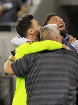 October 19, 2024, Los Angeles, California, USA: Goalkeeper, Hugo Lloris 1 and Olivier Giroud 9 of the Los Angeles Football Club react after reaching 1 on the Western Conference standings after winning their regular season MLS, Fussball Herren, USA match against the San Jose Earthquakes on Saturday October 19, 2024 at the BMO Stadium in Los Angeles, California. LAFC defeats Earthquakes, 3-1. JAVIER ROJAS PI Los Angeles USA - ZUMAp124 20241019_zaa_p124_062 Copyright: xJavierxRojasx