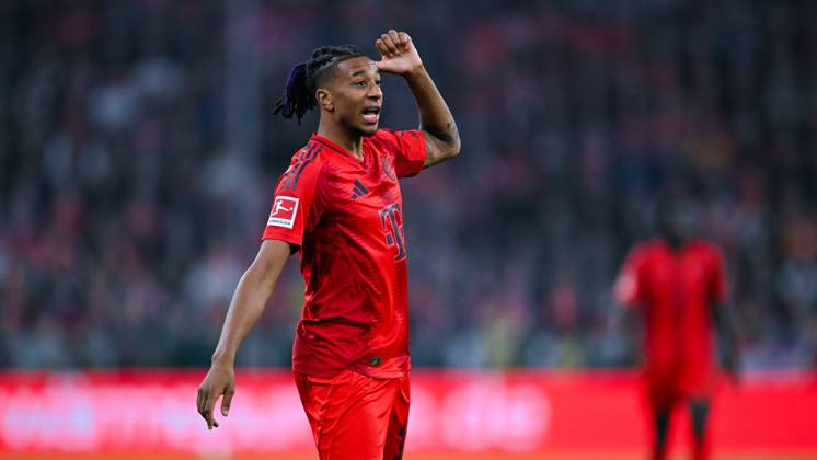 Michael Olise (FC Bayern Muenchen) gestikuliert, Bundesliga, FC Bayern München v VfB Stuttgart, Allianz Arena am 19. October 2024 in München, Deutschland. (Foto von Silas Schueller DeFodi Images) Michael Olise (FC Bayern Muenchen) gestures, Bundesliga, FC Bayern München v VfB Stuttgart, Allianz Arena on October 19, 2024 in Munich, Germany. (Photo by Silas Schueller DeFodi Images) DFL regulations prohibit any use of photographs as image sequences and or quasi-video. not used in POL SRB CRO FRA GBR NED ITA USA Defodi-738_738_BAYVFB_20241019_958