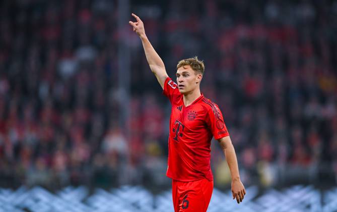 Joshua Kimmich (FC Bayern Muenchen) gestikuliert, Bundesliga, FC Bayern München v VfB Stuttgart, Allianz Arena am 19. October 2024 in München, Deutschland. (Foto von Silas Schueller DeFodi Images) Joshua Kimmich (FC Bayern Muenchen) gestures, Bundesliga, FC Bayern München v VfB Stuttgart, Allianz Arena on October 19, 2024 in Munich, Germany. (Photo by Silas Schueller DeFodi Images) DFL regulations prohibit any use of photographs as image sequences and or quasi-video. not used in POL SRB CRO FRA GBR NED ITA USA Defodi-738_738_BAYVFB_20241019_944