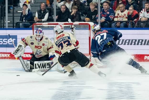 Veit Oswald (EHC Red Bull Muenchen, 27) verpasst gegen Leon Hungerecker (Torwart, Nuernberg Ice Tigers, 72) und Roman Kechter (Nuernberg Ice Tigers, 73). GER, EHC Red Bull Muenchen gegen Nuernberg Ice Tigers, Eishockey, DEL, 11. Spieltag, Saison 2024 2025, 20.10.2024. GER, EHC Red Bull Muenchen gegen Nuernberg Ice Tigers, Eishockey, DEL, 11. Spieltag, Saison 2024 2025, 20.10.2024. Muenchen Copyright: xEibner-Pressefoto HeikexFeinerx EP_HFR