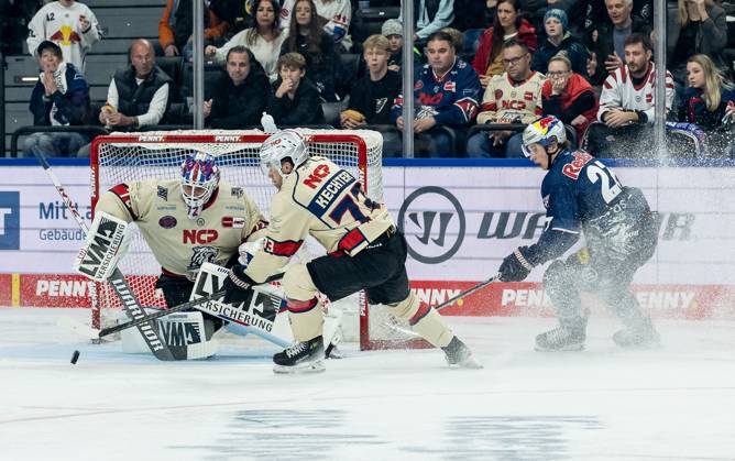 Veit Oswald (EHC Red Bull Muenchen, 27) verpasst gegen Leon Hungerecker (Torwart, Nuernberg Ice Tigers, 72) und Roman Kechter (Nuernberg Ice Tigers, 73). GER, EHC Red Bull Muenchen gegen Nuernberg Ice Tigers, Eishockey, DEL, 11. Spieltag, Saison 2024 2025, 20.10.2024. GER, EHC Red Bull Muenchen gegen Nuernberg Ice Tigers, Eishockey, DEL, 11. Spieltag, Saison 2024 2025, 20.10.2024. Muenchen Copyright: xEibner-Pressefoto HeikexFeinerx EP_HFR