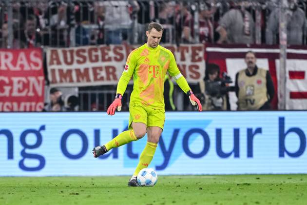 Torwart Manuel Neuer (FC Bayern Muenchen) in Aktion, am Ball, Einzelaktion waehrend des Spiels der 1. Bundesliga zwischen FC Bayern München und VfB Stuttgart, Allianz Arena am 19. October 2024 in München, Deutschland. (Foto von Harry Langer DeFodi Images) +++ Torwart Manuel Neuer (FC Bayern Muenchen) controls the Ball during the Bundesliga match between FC Bayern München and VfB Stuttgart at Allianz Arena on October 19, 2024 in Munich, Germany. (Photo by Harry Langer DeFodi Images) DFL regulations prohibit any use of photographs as image sequences and or quasi-video. not used in POL SRB CRO FRA GBR NED ITA USA Defodi-541_FCBVFB20241019_317