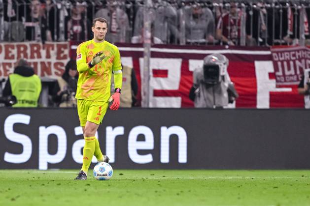 Torwart Manuel Neuer (FC Bayern Muenchen) in Aktion, am Ball, Einzelaktion waehrend des Spiels der 1. Bundesliga zwischen FC Bayern München und VfB Stuttgart, Allianz Arena am 19. October 2024 in München, Deutschland. (Foto von Harry Langer DeFodi Images) +++ Torwart Manuel Neuer (FC Bayern Muenchen) controls the Ball during the Bundesliga match between FC Bayern München and VfB Stuttgart at Allianz Arena on October 19, 2024 in Munich, Germany. (Photo by Harry Langer DeFodi Images) DFL regulations prohibit any use of photographs as image sequences and or quasi-video. not used in POL SRB CRO FRA GBR NED ITA USA Defodi-541_FCBVFB20241019_254