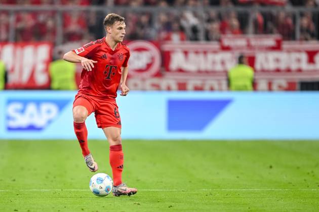 Joshua Kimmich (FC Bayern Muenchen) in Aktion, am Ball, Einzelaktion waehrend des Spiels der 1. Bundesliga zwischen FC Bayern München und VfB Stuttgart, Allianz Arena am 19. October 2024 in München, Deutschland. (Foto von Harry Langer DeFodi Images) +++ Joshua Kimmich (FC Bayern Muenchen) controls the Ball during the Bundesliga match between FC Bayern München and VfB Stuttgart at Allianz Arena on October 19, 2024 in Munich, Germany. (Photo by Harry Langer DeFodi Images) DFL regulations prohibit any use of photographs as image sequences and or quasi-video. not used in POL SRB CRO FRA GBR NED ITA USA Defodi-541_FCBVFB20241019_263