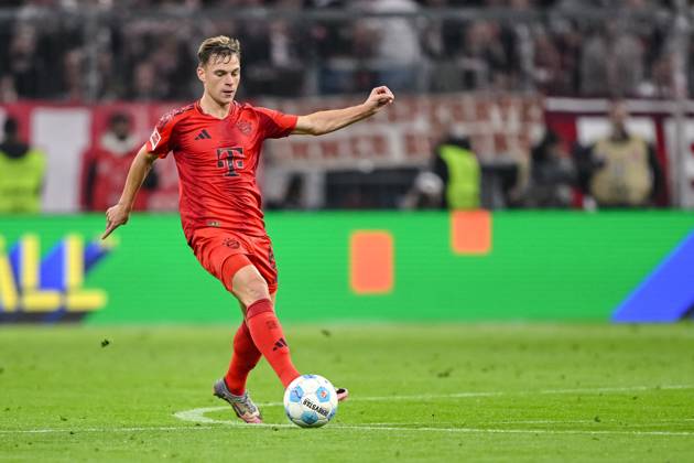 Joshua Kimmich (FC Bayern Muenchen) in Aktion, am Ball, Einzelaktion waehrend des Spiels der 1. Bundesliga zwischen FC Bayern München und VfB Stuttgart, Allianz Arena am 19. October 2024 in München, Deutschland. (Foto von Harry Langer DeFodi Images) +++ Joshua Kimmich (FC Bayern Muenchen) controls the Ball during the Bundesliga match between FC Bayern München and VfB Stuttgart at Allianz Arena on October 19, 2024 in Munich, Germany. (Photo by Harry Langer DeFodi Images) DFL regulations prohibit any use of photographs as image sequences and or quasi-video. not used in POL SRB CRO FRA GBR NED ITA USA Defodi-541_FCBVFB20241019_272
