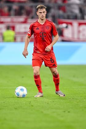 Joshua Kimmich (FC Bayern Muenchen) in Aktion, am Ball, Einzelaktion waehrend des Spiels der 1. Bundesliga zwischen FC Bayern München und VfB Stuttgart, Allianz Arena am 19. October 2024 in München, Deutschland. (Foto von Harry Langer DeFodi Images) +++ Joshua Kimmich (FC Bayern Muenchen) controls the Ball during the Bundesliga match between FC Bayern München and VfB Stuttgart at Allianz Arena on October 19, 2024 in Munich, Germany. (Photo by Harry Langer DeFodi Images) DFL regulations prohibit any use of photographs as image sequences and or quasi-video. not used in POL SRB CRO FRA GBR NED ITA USA Defodi-541_FCBVFB20241019_261