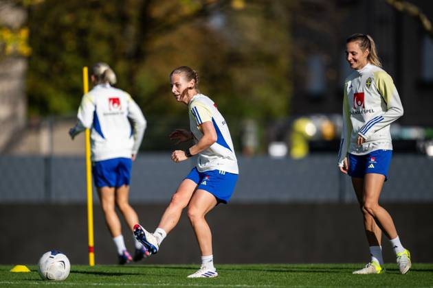 241022 Anna Anvegard and Nathalie Björn of the Swedish women s national football team during a training session on October 22, 2024 in Luxembourg. Photo: Mathias Bergeld BILDBYRAN kod MB MB0985 fotboll football soccer fotball em-kval kval uefa womens EURO Qualifier, EM, Europameisterschaft qualifier träning practice training sverige sweden dam bbeng Copyright: MATHIASxBERGELD BB241022MB038