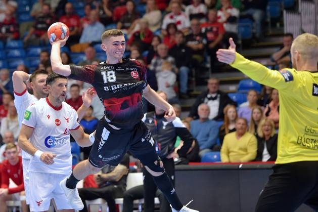 Florian Dorsten (MT Melsungen 18) beim Wurf; Bj?rgvin Pall Gustafsson (Torwart, Goalkeeper Valur Reykjavik, 1) (R), Alexander Petersson (Valur Reykjavik, 43) (L) , GER, MT Melsungen - ISL, Valur Reykjavik, Handball, EHF European League Maenner, Group Matches, Saison 2024 2025, 22.10.2024, GER, MT Melsungen - ISL,Valur Reykjavik , Handball, EHF Maenner, Group Matches, Saison 2024 2025, 22.10.2024 Kassel Copyright: xEibner-Pressefotox xRolandxSippex EP_RSL