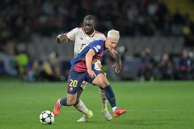 im Zweikampf, Aktion, mit Dayot Upamecano 2 (FC Bayern Muenchen), Dani Olmo 20 FC Barcelona, Barca , FC Barcelona vs. FC Bayern Muenchen, Champions League, Fussball, 3. Spieltag, 23.10.2024 Barcelona Katalonien Spanien