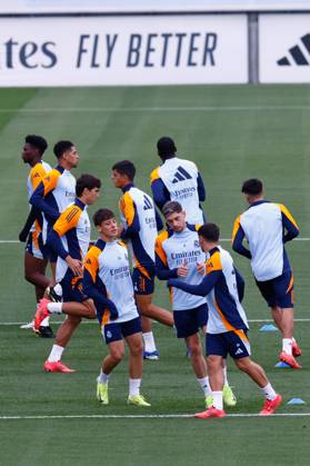 October 25, 2024, Madrid, Madrid, SPAIN: Arda Guler and Federico Valverde of Real Madrid warm up during the training day of Real Madrid ahead the Spanish League, LaLiga EA Sports, football match against FC Barcelona, Barca at Ciudad Deportiva Real Madrid on October 25, 2024, in Valdebebas, Madrid, Spain. Madrid SPAIN - ZUMAa181 20241025_zaa_a181_089 Copyright: xDennisxAgyemanx
