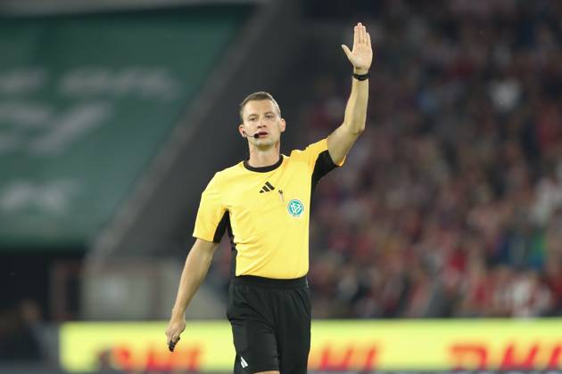 Schiedsrichter Florian Lechner gestikuliert, Gestik waehrend des Spiels der 2. Bundesliga zwischen 1. FC Köln und SC Paderborn 07, RheinEnergieStadion am 25. October 2024 in Köln, Deutschland. (Foto von Oliver Kaelke DeFodi Images) +++ Schiedsrichter Florian Lechner gestures during the 2. Bundesliga match between 1. FC Koeln and SC Paderborn 07 at RheinEnergieStadion on October 25, 2024 in Cologne, Germany. (Photo by Oliver Kaelke DeFodi Images) DFL regulations prohibit any use of photographs as image sequences and or quasi-video. not used in POL SRB CRO FRA GBR NED ITA USA Defodi-678_2024_10_25_OK_FCKSCP_0403