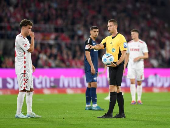 Schiedsrichter Florian Lechner gestikuliert, gestik waehrend des Spiels der 2. Bundesliga zwischen dem 1. FC Köln und SC Paderborn 07 im RheinEnergieStadion am 25. October 2024 in Köln, Deutschland. (Foto von Ralf Treese DeFodi Images) +++ Schiedsrichter Florian Lechner gestures during the 2. Bundesliga match between 1. FC Köln and SC Paderborn 07 at RheinEnergieStadion on October 25, 2024 in Cologne, Germany. (Photo by Ralf Treese DeFodi Images) DFB DFL REGULATIONS PROHIBIT ANY USE OF PHOTOGRAPHS AS IMAGE SEQUENCES AND OR QUASI-VIDEO. not used in POL SRB CRO FRA GBR NED ITA USA Defodi-521_KOEPAD20241025_061