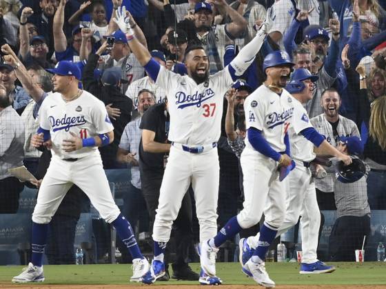 Los Angeles Dodgers Teoscar Hernandez celebrates with teammates after Freddie Freeman hit a grand slam home run in the tenth inning to give the Dodgers a 6-3 victory over the New York Yankees in game one of the MLB, Baseball Herren, USA World Series at Dodger Stadium on Friday, October 25, 2024. The Dodgers take a 1-0 lead in the best-of-seven series. LAP20241025846 JIMxRUYMEN