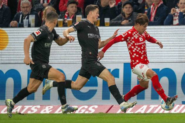 Philipp Sander (Borussia Mönchengladbach) Kaishu Sano (Mainz 05) im Kampf um den Ball waehrend des Spiels der 1. Bundesliga zwischen 1. FSV Mainz 05 und Borussia Mönchengladbach, Mewa Arena am 25. October 2024 in Mainz, Deutschland. (Foto von Wolfgang Denkinger DeFodi Images) +++ Philipp Sander (Borussia Mönchengladbach) Kaishu Sano (Mainz 05) battle for the ball during the Bundesliga match between 1. FSV Mainz 05 and Borussia Mönchengladbach at Mewa Arena on October 25, 2024 in Mainz, Germany. (Photo by Wolfgang Denkinger DeFodi Images) not used in POL SRB CRO FRA GBR NED ITA USA Defodi-747_747_20241025_MA05BMG_000000112