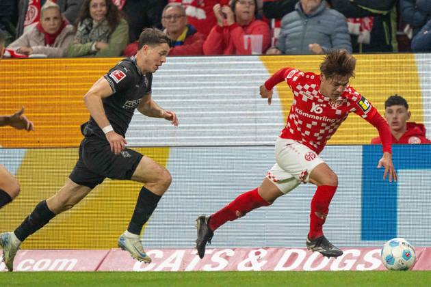 Philipp Sander (Borussia Mönchengladbach) Kaishu Sano (Mainz 05) im Kampf um den Ball waehrend des Spiels der 1. Bundesliga zwischen 1. FSV Mainz 05 und Borussia Mönchengladbach, Mewa Arena am 25. October 2024 in Mainz, Deutschland. (Foto von Wolfgang Denkinger DeFodi Images) +++ Philipp Sander (Borussia Mönchengladbach) Kaishu Sano (Mainz 05) battle for the ball during the Bundesliga match between 1. FSV Mainz 05 and Borussia Mönchengladbach at Mewa Arena on October 25, 2024 in Mainz, Germany. (Photo by Wolfgang Denkinger DeFodi Images) not used in POL SRB CRO FRA GBR NED ITA USA Defodi-747_747_20241025_MA05BMG_000000114