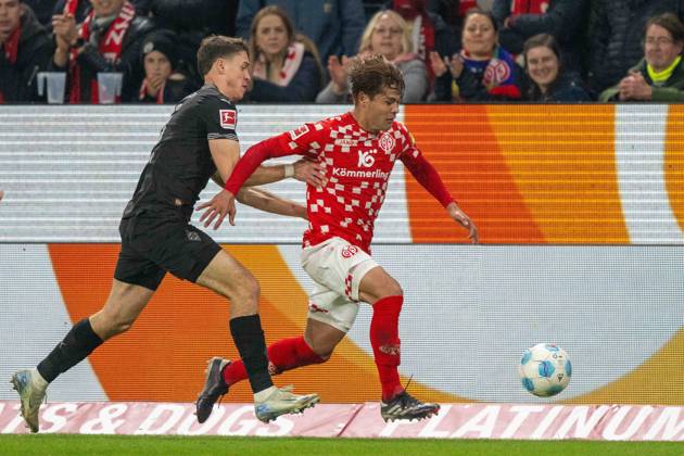Philipp Sander (Borussia Mönchengladbach) Kaishu Sano (Mainz 05) im Kampf um den Ball waehrend des Spiels der 1. Bundesliga zwischen 1. FSV Mainz 05 und Borussia Mönchengladbach, Mewa Arena am 25. October 2024 in Mainz, Deutschland. (Foto von Wolfgang Denkinger DeFodi Images) +++ Philipp Sander (Borussia Mönchengladbach) Kaishu Sano (Mainz 05) battle for the ball during the Bundesliga match between 1. FSV Mainz 05 and Borussia Mönchengladbach at Mewa Arena on October 25, 2024 in Mainz, Germany. (Photo by Wolfgang Denkinger DeFodi Images) not used in POL SRB CRO FRA GBR NED ITA USA Defodi-747_747_20241025_MA05BMG_000000113