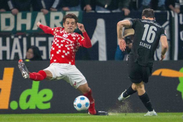 Philipp Sander (Borussia Mönchengladbach) Kaishu Sano (Mainz 05) im Kampf um den Ball waehrend des Spiels der 1. Bundesliga zwischen 1. FSV Mainz 05 und Borussia Mönchengladbach, Mewa Arena am 25. October 2024 in Mainz, Deutschland. (Foto von Wolfgang Denkinger DeFodi Images) +++ Philipp Sander (Borussia Mönchengladbach) Kaishu Sano (Mainz 05) battle for the ball during the Bundesliga match between 1. FSV Mainz 05 and Borussia Mönchengladbach at Mewa Arena on October 25, 2024 in Mainz, Germany. (Photo by Wolfgang Denkinger DeFodi Images) not used in POL SRB CRO FRA GBR NED ITA USA Defodi-747_747_20241025_MA05BMG_000000139
