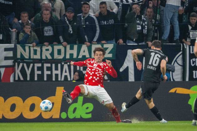 Philipp Sander (Borussia Mönchengladbach) Kaishu Sano (Mainz 05) im Kampf um den Ball waehrend des Spiels der 1. Bundesliga zwischen 1. FSV Mainz 05 und Borussia Mönchengladbach, Mewa Arena am 25. October 2024 in Mainz, Deutschland. (Foto von Wolfgang Denkinger DeFodi Images) +++ Philipp Sander (Borussia Mönchengladbach) Kaishu Sano (Mainz 05) battle for the ball during the Bundesliga match between 1. FSV Mainz 05 and Borussia Mönchengladbach at Mewa Arena on October 25, 2024 in Mainz, Germany. (Photo by Wolfgang Denkinger DeFodi Images) not used in POL SRB CRO FRA GBR NED ITA USA Defodi-747_747_20241025_MA05BMG_000000140