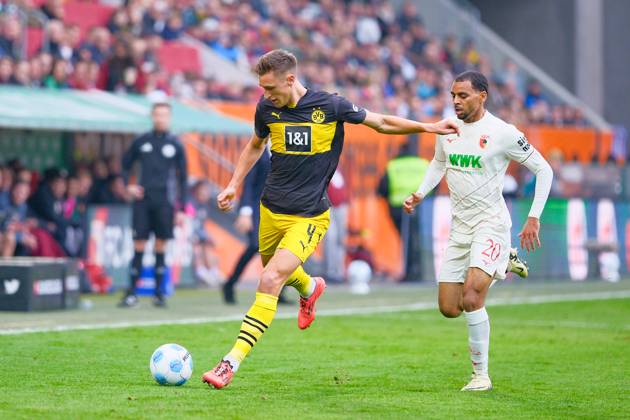 Nico Schlotterbeck (4, Borussia Dortmund) und Alexis Claude-Maurice (20, FC Augsburg) beim Spiel FC Augsburg v Borussia Dortmund, Fußball, Herren, Bundesliga 2024 2025, 8.Spieltag am 26.10.2024 in Augsburg, WWK-Arena. DFL and DFB regulations prohibit any use of photographs as image sequences and or quasi-video. Bayern Deutschland