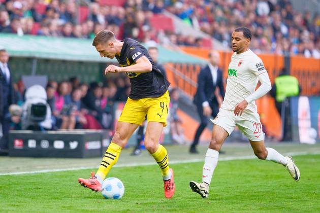 Nico Schlotterbeck (4, Borussia Dortmund) und Alexis Claude-Maurice (20, FC Augsburg) beim Spiel FC Augsburg v Borussia Dortmund, Fußball, Herren, Bundesliga 2024 2025, 8.Spieltag am 26.10.2024 in Augsburg, WWK-Arena. DFL and DFB regulations prohibit any use of photographs as image sequences and or quasi-video. Bayern Deutschland