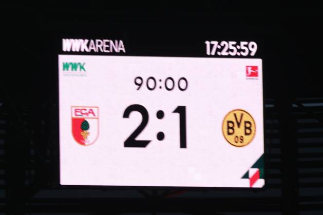 Endstand auf der Anzeigetafel, 2:1, FC Augsburg vs. Borussia Dortmund, Fussball, 1. Bundesliga, 8. Spieltag, 26.10.2024 DFB regulations prohibit any use of photographs as image sequences and or quasi-video Augsburg Bayern Deutschland