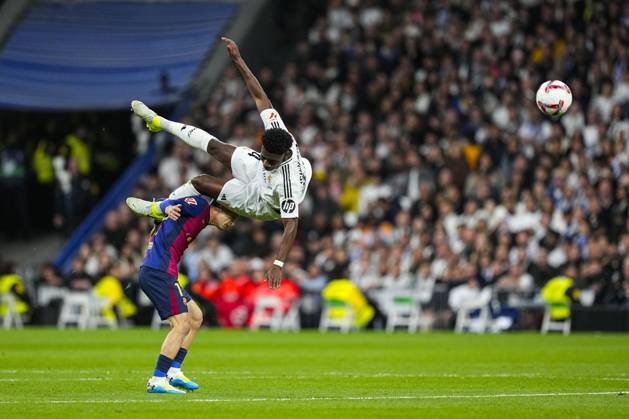 October 26, 2024, Madrid, Madrid, SPAIN: Aurelien Tchouameni of Real Madrid and Marc Casado of FC Barcelona, Barca in action during the Spanish league, La Liga EA Sports, football match played between Real Madrid and FC Barcelona at Santiago Bernabeu stadium on October 26, 2024, in Madrid, Spain. Madrid SPAIN - ZUMAa181 20241026_zaa_a181_221 Copyright: xOscarxJxBarrosox