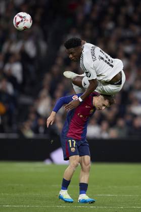October 26, 2024, Madrid, Madrid, Spain: Aurelien Tchouameni of Real Madrid CF and Marc Casado of FC Barcelona, Barca during La Liga football match between Real Madrid CF v FC Barcelona at Santiago Bernabeu Stadium in Madrid, Spain, October 26, 2024 Madrid Spain - ZUMAa206 20241026_zsp_a206_102 Copyright: xRubenxAlbarranx