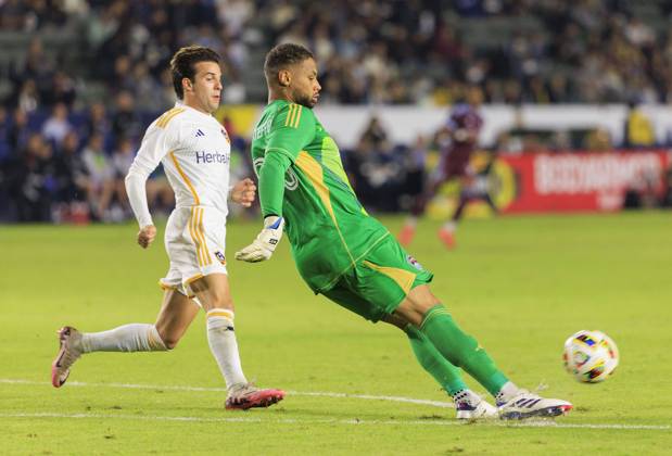 October 26, 2024, Los Angeles, California, USA: Goalkeeper, Zackary Steffan 95 of the Colorado Rapids puts the ball in play as he is challenged by Riqui Puig 10 of the LA Galaxy during the Audi 2024 MLS, Fussball Herren, USA Cup Playoffs Round One Game 1 of 3 on Saturday October 26, 2024 at Dignity Health Sports Park Stadium in Carson, California. The Galaxy defeats Rapids, 5-0. JAVIER ROJAS PI Los Angeles USA - ZUMAp124 20241026_zaa_p124_075 Copyright: xJavierxRojasx