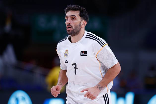 October 27, 2024, Madrid, Madrid, SPAIN: Facundo Campazzo of Real Madrid warms up during the Spanish League, Liga ACB Endesa, basketball match played between Real Madrid and BAXI Manresa at WiZink Center on October 27, 2024, in Madrid, Spain. Madrid SPAIN - ZUMAa181 20241027_zaa_a181_012 Copyright: xDennisxAgyemanx