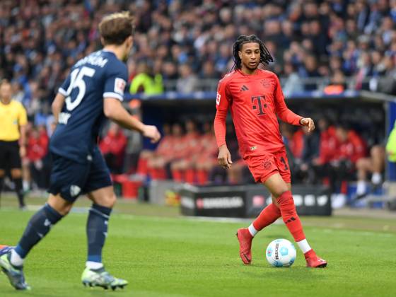 Michael Olise (FC Bayern Muenchen) in Aktion, am Ball, Einzelaktion waehrend des Spiels der 1. Bundesliga zwischen VfL Bochum 1848 und FC Bayern München, Vonovia Ruhrstadion am 27. October 2024 in Bochum, Deutschland. (Foto von Ralf Treese DeFodi Images) +++ Michael Olise (FC Bayern Muenchen) controls the ball during the Bundesliga match between VfL Bochum 1848 and FC Bayern München at Vonovia Ruhrstadion on October 27, 2024 in Bochum, Germany. (Photo by Ralf Treese DeFodi Images) DFL regulations prohibit any use of photographs as image sequences and or quasi-video. not used in POL SRB CRO FRA GBR NED ITA USA Defodi-521_BOCFCB20241027_027