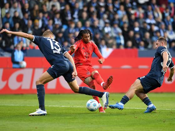 Michael Olise (FC Bayern Muenchen) in Aktion, am Ball, Einzelaktion waehrend des Spiels der 1. Bundesliga zwischen VfL Bochum 1848 und FC Bayern München, Vonovia Ruhrstadion am 27. October 2024 in Bochum, Deutschland. (Foto von Ralf Treese DeFodi Images) +++ Michael Olise (FC Bayern Muenchen) controls the ball during the Bundesliga match between VfL Bochum 1848 and FC Bayern München at Vonovia Ruhrstadion on October 27, 2024 in Bochum, Germany. (Photo by Ralf Treese DeFodi Images) DFL regulations prohibit any use of photographs as image sequences and or quasi-video. not used in POL SRB CRO FRA GBR NED ITA USA Defodi-521_BOCFCB20241027_031