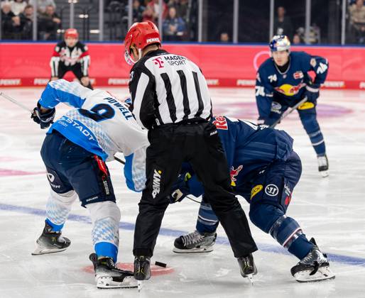 Linesperson David Tschirner fuehrt ein Bully aus zwischen Myles Powell (ERC Ingolstadt Panther, 9) und Ben Smith (EHC Red Bull Muenchen, 12). GER, EHC Red Bull Muenchen vs. ERC Ingolstadt Panther, Eishockey, DEL, 13. Spieltag, Saison 2024 2025, 27.10.2024. GER, EHC Red Bull Muenchen vs. ERC Ingolstadt Panther, Eishockey, DEL, 13. Spieltag, Saison 2024 2025, 27.10.2024. Muenchen Copyright: xEibner-Pressefoto FranzxFeinerx EP_HFR