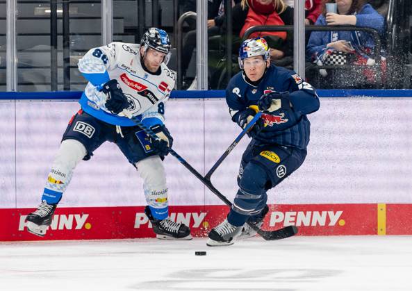 Kampf um den Puck Zweikampf zwischen Daniel Pietta (ERC Ingolstadt Panther, 86) und Ben Smith (EHC Red Bull Muenchen, 12). GER, EHC Red Bull Muenchen vs. ERC Ingolstadt Panther, Eishockey, DEL, 13. Spieltag, Saison 2024 2025, 27.10.2024. GER, EHC Red Bull Muenchen vs. ERC Ingolstadt Panther, Eishockey, DEL, 13. Spieltag, Saison 2024 2025, 27.10.2024. Muenchen Copyright: xEibner-Pressefoto FranzxFeinerx EP_HFR