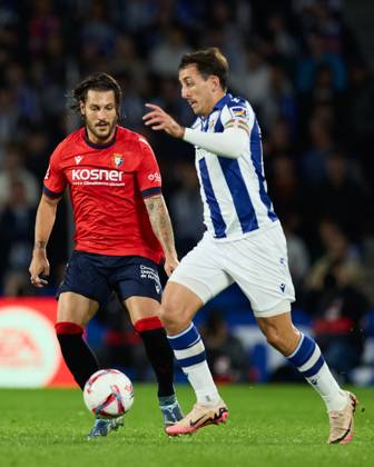 October 27, 2024, San Sebastian, Guipuzcoa, SPAIN: Juan Cruz of CA Osasuna competes for the ball with Mikel Oyarzabal of Real Sociedad during the LaLiga EA Sports match between Real Sociedad and CA Osasuna at Reale Arena on October 27, 2024, in San Sebastian, Spain. San Sebastian SPAIN - ZUMAa181 20241027_zaa_a181_291 Copyright: xRicardoxLarreinax