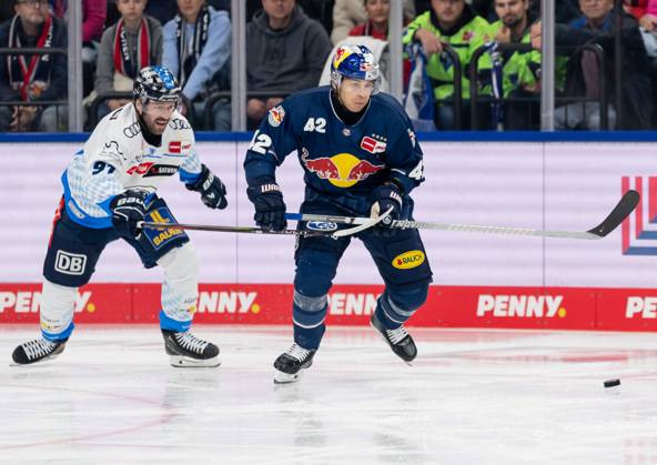 Kampf um den Puck Zweikampf zwischen Riley Sheen (ERC Ingolstadt Panther, 91) und Yasin Ehliz (EHC Red Bull Muenchen, 42). GER, EHC Red Bull Muenchen vs. ERC Ingolstadt Panther, Eishockey, DEL, 13. Spieltag, Saison 2024 2025, 27.10.2024. GER, EHC Red Bull Muenchen vs. ERC Ingolstadt Panther, Eishockey, DEL, 13. Spieltag, Saison 2024 2025, 27.10.2024. Muenchen Copyright: xEibner-Pressefoto FranzxFeinerx EP_HFR