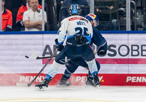 Kampf um den Puck Zweikampf zwischen Leon Huettl (ERC Ingolstadt Panther, 25) und Adam Brooks (EHC Red Bull Muenchen, 77). GER, EHC Red Bull Muenchen vs. ERC Ingolstadt Panther, Eishockey, DEL, 13. Spieltag, Saison 2024 2025, 27.10.2024. GER, EHC Red Bull Muenchen vs. ERC Ingolstadt Panther, Eishockey, DEL, 13. Spieltag, Saison 2024 2025, 27.10.2024. Muenchen Copyright: xEibner-Pressefoto FranzxFeinerx EP_HFR