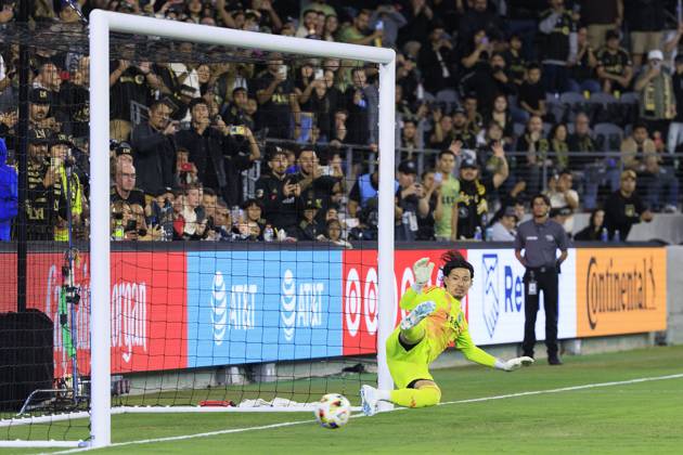 October 27, 2024, Los Angeles, California, USA: Goalkeeper, Yohei Takaoka 1 of the Vancouver Whitecaps is unable to stop a penalty kick by Denis Bouanga 99 of the Los Angeles Football Club during the Audi 2024 MLS, Fussball Herren, USA Cup Playoffs Round One Game 1 of 3 on Sunday October 27, 2024 at BMO Stadium in Los Angeles, California. JAVIER ROJAS PI Los Angeles USA - ZUMAp124 20241027_zaa_p124_003 Copyright: xJavierxRojasx