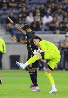 October 27, 2024, Los Angeles, California, USA: Goalkeeper, Yohei Takaoka 1 of the Vancouver Whitecaps traps the ball away from Olivier Giroud 9 of the Los Angeles Football Club during the Audi 2024 MLS, Fussball Herren, USA Cup Playoffs Round One Game 1 of 3 on Sunday October 27, 2024 at BMO Stadium in Los Angeles, California. LAFC defeats Whitecaps, 2-1. JAVIER ROJAS PI Los Angeles USA - ZUMAp124 20241027_zaa_p124_056 Copyright: xJavierxRojasx