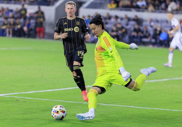 October 27, 2024, Los Angeles, California, USA: Goalkeeper, Yohei Takaoka 1 of the Vancouver Whitecaps puts the ball in play during the Audi 2024 MLS, Fussball Herren, USA Cup Playoffs Round One Game 1 of 3 against the Los Angeles Football Club on Sunday October 27, 2024 at BMO Stadium in Los Angeles, California. LAFC defeats Whitecaps, 2-1. JAVIER ROJAS PI Los Angeles USA - ZUMAp124 20241027_zaa_p124_070 Copyright: xJavierxRojasx