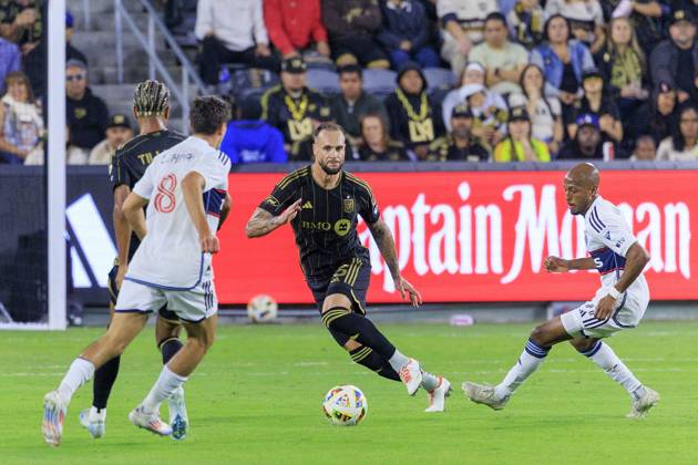October 27, 2024, Los Angeles, California, USA: Maxime Chanot 25 of the LAFC passes the ball during the Audi 2024 MLS, Fussball Herren, USA Cup Playoffs Round One Game 1 of 3 against the Vancouver Whitecaps on Sunday October 27, 2024 at BMO Stadium in Los Angeles, California. LAFC defeats Whitecaps, 2-1. JAVIER ROJAS PI Los Angeles USA - ZUMAp124 20241027_zaa_p124_071 Copyright: xJavierxRojasx