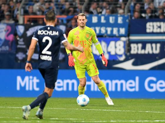 Torwart Manuel Neuer (FC Bayern Muenchen) in Aktion, am Ball, Einzelaktion waehrend des Spiels der 1. Bundesliga zwischen VfL Bochum 1848 und FC Bayern München, Vonovia Ruhrstadion am 27. October 2024 in Bochum, Deutschland. (Foto von Ralf Treese DeFodi Images) +++ Torwart Manuel Neuer (FC Bayern Muenchen) controls the ball during the Bundesliga match between VfL Bochum 1848 and FC Bayern München at Vonovia Ruhrstadion on October 27, 2024 in Bochum, Germany. (Photo by Ralf Treese DeFodi Images) DFL regulations prohibit any use of photographs as image sequences and or quasi-video. not used in POL SRB CRO FRA GBR NED ITA USA Defodi-521_BOCFCB20241027_164