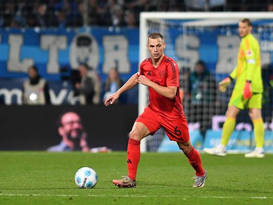 Joshua Kimmich (FC Bayern Muenchen) in Aktion, am Ball, Einzelaktion waehrend des Spiels der 1. Bundesliga zwischen VfL Bochum 1848 und FC Bayern München, Vonovia Ruhrstadion am 27. October 2024 in Bochum, Deutschland. (Foto von Ralf Treese DeFodi Images) +++ Joshua Kimmich (FC Bayern Muenchen) controls the ball during the Bundesliga match between VfL Bochum 1848 and FC Bayern München at Vonovia Ruhrstadion on October 27, 2024 in Bochum, Germany. (Photo by Ralf Treese DeFodi Images) DFL regulations prohibit any use of photographs as image sequences and or quasi-video. not used in POL SRB CRO FRA GBR NED ITA USA Defodi-521_BOCFCB20241027_180