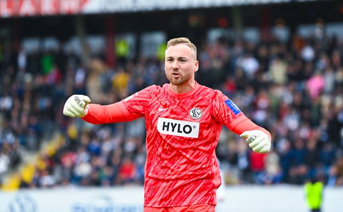 Nicolas Kristof (SV Elversberg) gestikuliert und jubelt, 2. Bundesliga, SV Elversberg vs Hamburger SV, Ursapharm-Arena an der Kaiserlinde am 26. October 2024 in Spiesen-Elversberg, Deutschland. (Foto von Silas Schueller DeFodi Images) Nicolas Kristof (SV Elversberg) gestures and celebrate, 2. Bundesliga, SV Elversberg vs Hamburger SV, Ursapharm-Arena at Kaiserlinde on October 26, 2024 in Spiesen-Elversberg, Germany. (Photo by Silas Schueller DeFodi Images) not used in POL SRB CRO FRA GBR NED ITA USA Defodi-121_738_ELVHSV_20241026_1421