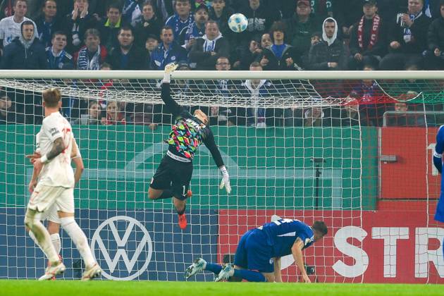 Torwartaktion von Finn Dahmen 1 (FC Augsburg), FC Augsburg vs. FC Schalke 04, Fussball, DFB-Pokal, 2 Runde, 29.10.2024 DFB regulations prohibit any use of photographs as image sequences and or quasi-video Augsburg Bayern Deutschland