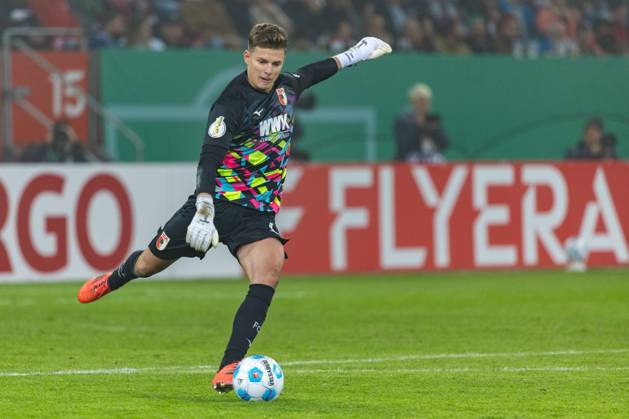 Torwart Finn Dahmen (FC Augsburg) in Aktion, FC Augsburg vs. FC FC Schalke 04, Fussball, DFB-Pokal, 2. Runde, 29.10.2024 DFB regulations prohibit any use of photographs as image sequences and or quasi-video Augsburg Bayern Deutschland
